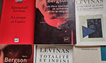 Foto de seis livros dispostos lado a lado. Na parte superior: "Le temps et l'autre", de Emmanuel Levinas; "Les deux sources de la morale et de la religion", de Henri Bergson; e "Autrement qu'être ou au dela de l'essence", de Emmanuel Levinas. Na parte inferior: "L'évolution créatrice", de Henri Bergson; "Totalité et infini", de Emmanuel Lévinas; e "Quatro leituras talmúdicas", de Emmanuel Levinas.